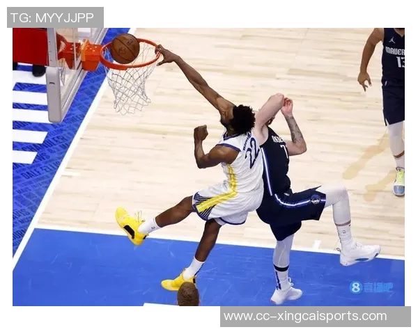 东契奇与里夫斯联手发威勇士油漆区内线防守漏洞显著