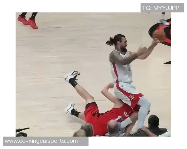 杨瀚森全力以赴拼抢与亚当斯相撞意外摔倒引发关注 杨瀚森全力以赴拼抢与亚当斯相撞意外摔倒引发关注